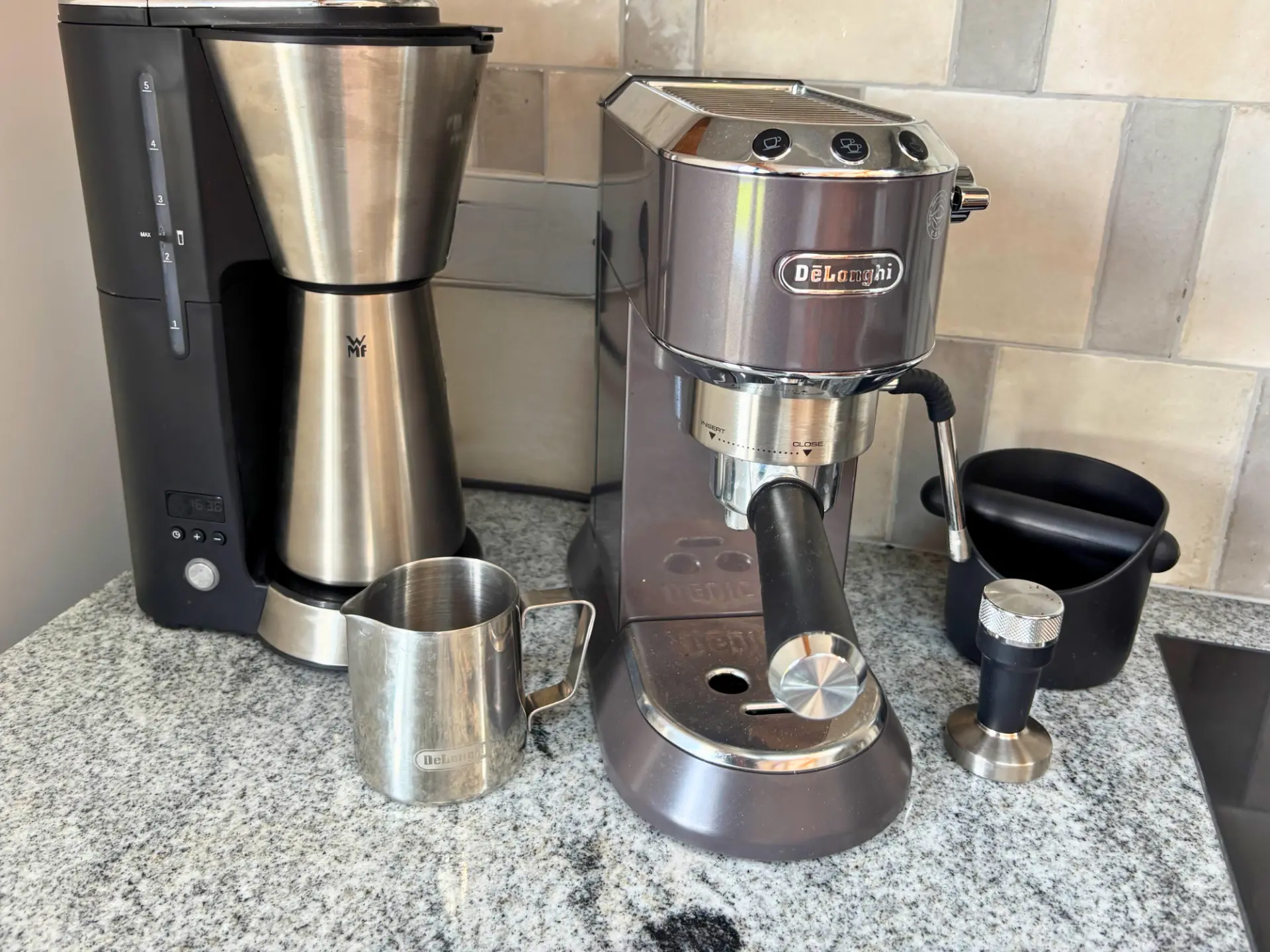 Kaffeeecke mit Filterkaffeemaschine und Siebträgermaschine auf Granit-Arbeitsplatte