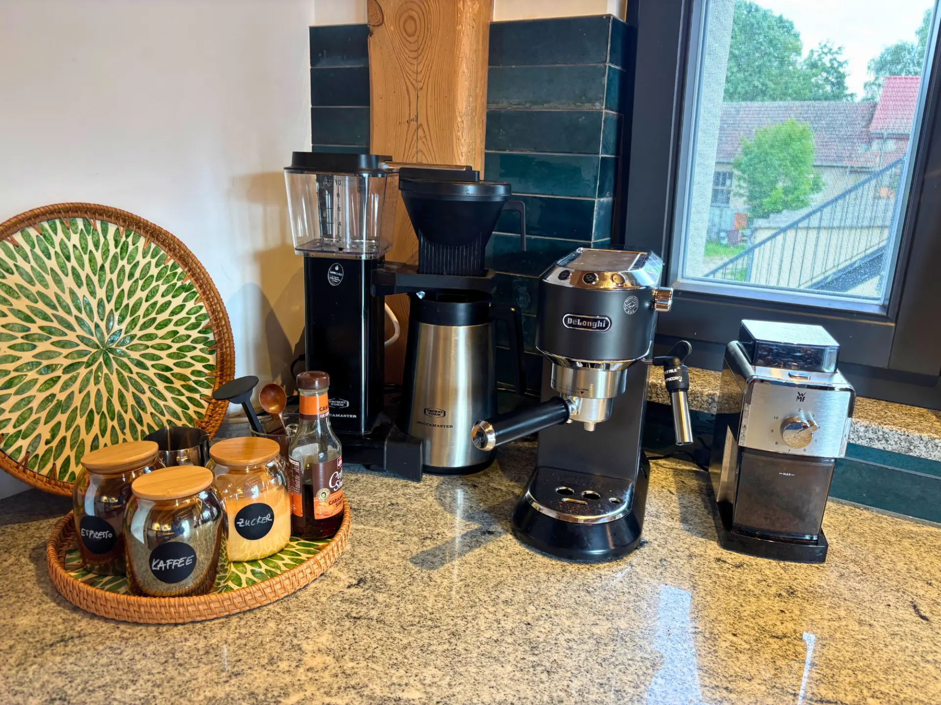 Kaffeestation mit Siebträgermaschine, Basttablett und gemusterter Wandschale