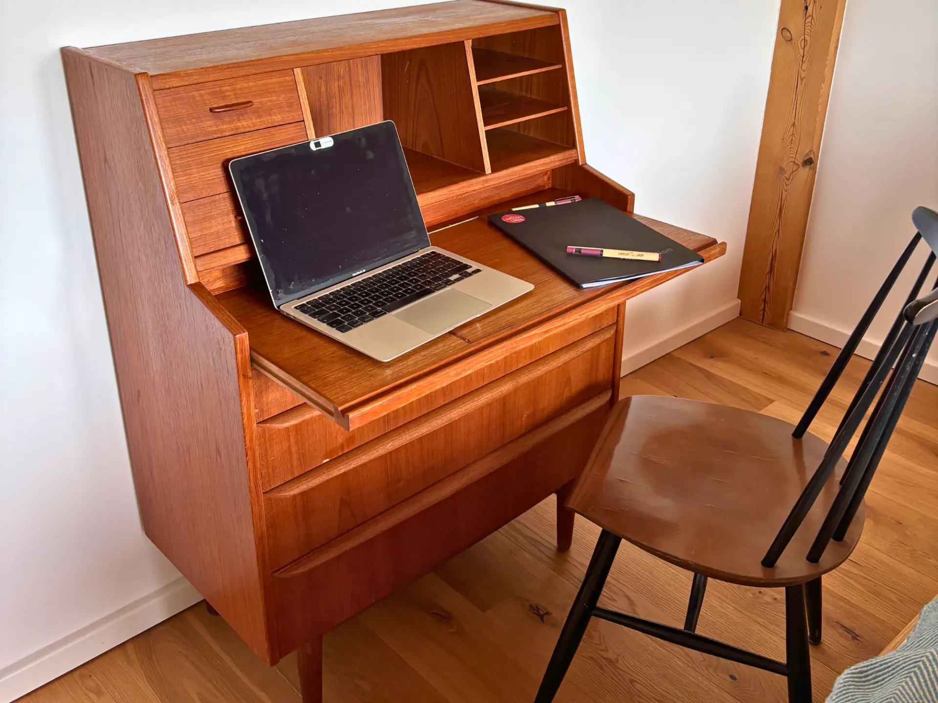 Aufgeklappter Holzsekretär mit Laptop – Arbeitsplatz im Eisvogel